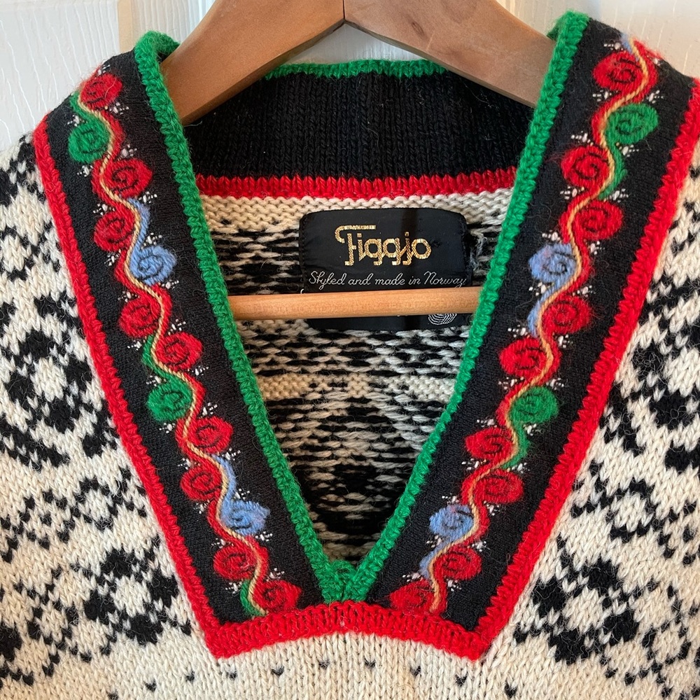 Vintage Figgjo of Norway pure new wool sweater
